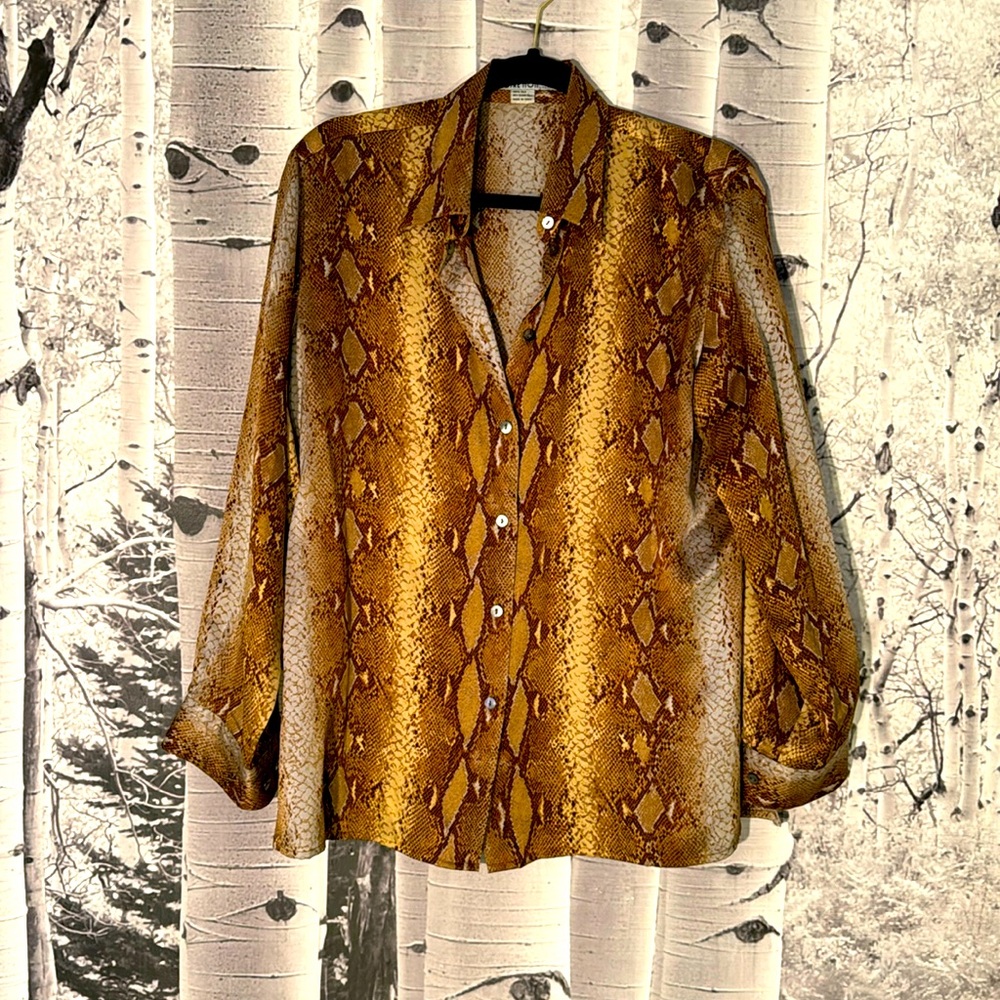 Gorgeous silk snake print shirt🌸